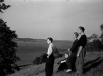 K. Sasnauskas su grupės draugais po talkos kolūkyje, 1956 m. (Konstantino Sasnausko nuotr.)