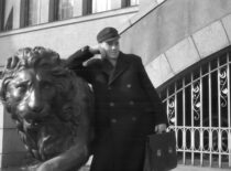 Prie Kauno valstybinio istorijos muziejaus, 1957 m. (Konstantino Sasnausko nuotr.)