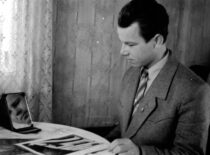 K. Sasnauskas savo kambaryje, 1957 m. (Konstantino Sasnausko nuotr.)