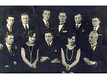 3-iojo kurso studentai fizikai-matematikai, 1928 m. K. Baršauskas stovi 1-asis iš dešinės. (Originalas – KTU muziejuje)