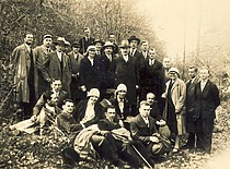 Ekskursijoje į Rygą su prof. K. Sleževičiumi ir prof. P. Jodele bei studentais, 1930 m. (K. Baršauskas – 1-oje eilėje 1-asis iš kairės) ((Originalas – KTU muziejuje)