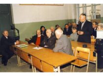Lietuvos universiteto 75-ųjų įkūrimo metinių renginys prof. Kazimiero Vasiliausko laboratorijoje, 1997 m. (Originalas – KTU muziejuje)