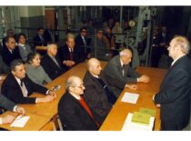 Lietuvos universiteto 75-ųjų įkūrimo metinių renginys prof. Kazimiero Vasiliausko laboratorijoje, 1997 m. (Originalas – KTU muziejuje)