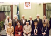 KTU veteranų klubo „Emeritus“ klubo valdyba, 2004 m. (KTU fotoarchyvas)