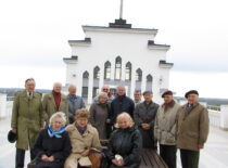 „Emeritus“ klubo valdyba su Rygos technikos universiteto veteranais ant Prisikėlimo bažnyčios terasos, 2005 m.