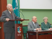 Prof. J. Slavėnas kalba „Emeritus“ klubo vakaronėje, 2008 m. (Originalas – KTU fotoarchyve)