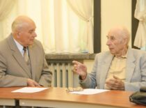 Prof. J. Slavėnas diskutuoja su „Emeritus“ klubo prezidentu doc. J. Deltuva, 2009 m. (Originalas – KTU fotoarchyve)