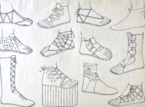 Senovės graikų ir romėnų apavas. M. Matušakaitės piešinys, 1981 m. (Originalas – KTU muziejuje)