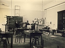K. Baršauskas ruošiasi fizikos paskaitos demonstravimui, 1935 m.