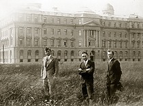 K. Baršauskas su kolegomis prie Fizikos-chemijos instituto rūmų Aleksote, 1935 m. (Originalas – prof. K. Baršausko šeimos archyve)