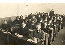 6-osios klasės lietuvių kalbos ir literatūros pamokoje, 1923 m. K. Baršauskas 4-oje eilėje 2-as iš kairės. (Originalas – KTU muziejuje)