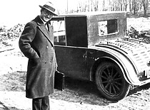 K. Baršauskas ruošiasi į kelionę žemės magnetingumo tirti, 1939 m. (Originalas – prof. K. Baršausko šeimos archyve)