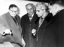 SSRS Mokslų akademijos prezidento Mstislavo Keldyšo vizitas KPI, 1962 m. Nuotraukoje (iš kairės): 1-asis – prof. K. Baršauskas, 3-iasis – M. Keldyšas. (Originalas – KTU muziejuje)