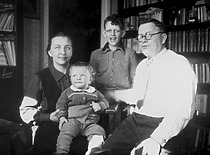 Prof. K. Baršauskas su šeima: žmona Donata ir sūnumis Petru ir Jonu, 1955 m. (Originalas – prof. K. Baršausko šeimos archyve)