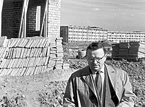 Prof. K. Baršauskas KPI studentų miestelio statyboje, 1964 m. (Originalas – KTU muziejuje)
