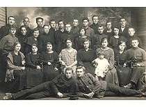 Marijampolės realinės gimnazijos mokiniai su mokytoja Smolskiene. K. Baršauskas sėdi 1-oje eilėje 1-asis iš dešinės. (Originalas – KTU muziejuje)