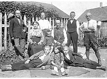 Baršauskų šeima 1926 m. 1-oje eilėje (iš kairės į dešinę): Vincas, Viktorija, Juozas. 2-oje eilėje: motina, jauniausias brolis Bronius, patėvis B. Bungarda. 3-ioje eilėje: Jonas, Edvardas Kazimieras ir Aleksandras. (Originalas – prof. K. Baršausko šeimos archyve)