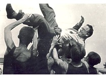 Sportininkai kilnoja KPI rektorių K. Baršauską, atidariusį naująjį stadioną, 1959 m. (Originalas – KTU muziejuje)