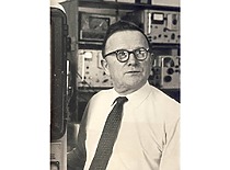 Prof. K. Baršauskas Ultragarso probleminėje laboratorijoje, XX a. 6-asis dešimtmetis. (Originalas – KTU muziejuje)