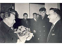 Lietuvos SSR komunistų partijos (bolševikų) pirmasis sekretorius A. Sniečkus su KPI rektoriumi prof. K. Baršausku ir darbuotojais. XX a. 6-asis dešimtmetis. (Originalas – KTU muziejuje)