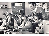 Prof. K. Baršauskas su aspirantais Ultragarso probleminėje laboratorijoje, 1964 m. Nuotraukoje (iš kairės): J. Vosylius, S. Mickūnas, prof. K. Baršauskas, R. Krivickas, stovi – V. Ambrasas. (Originalas – KTU muziejuje)