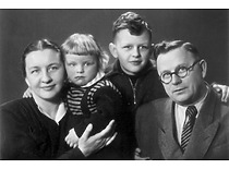 Prof. K. Baršauskas su šeima: žmona Donata ir sūnumis Petru ir Jonu, 1956 m. (Originalas – prof. K. Baršausko šeimos archyve)