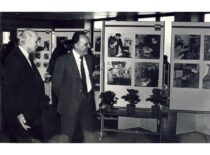 Prof. J. Slavėnas ir KPI prorektorius Česlovas Jakimavičius apžiūri studentų mokslinius darbus, 1983 m. (Originalas – KTU muziejuje)