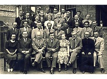 Matematikos-gamtos fakulteto dėstytojai ir studentai 1940 m. birželio 20 d. 1-oje eilėje 3-asis iš kairės dekanas prof. Z. Žemaitis, 8-asis – K. Baršauskas. (Originalas – KTU muziejuje)