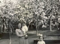 Žmona Petronėlė Slavėnienė su dukromis Jūrate ir Aušra,1964 m.