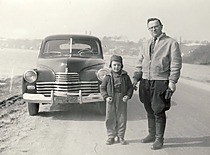 Prof. K. Baršauskas su sūnumi Petru prie mašinos, 1961 m. (Originalas – prof. K. Baršausko šeimos archyve)