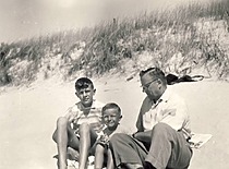 Prof. K. Baršauskas su vaikais pajūryje, 1960 m. (Originalas – prof. K. Baršausko šeimos archyve)