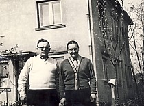 Prof. K. Baršauskas su žmona Donata prie savo namo, 1961 m. (Originalas – prof. K. Baršausko šeimos archyve)