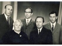 Broliai Jurgis, Juozas, Jonas ir Algirdas Slavėnai su mama, 1968 m.