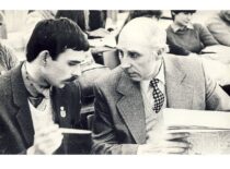 Prof. J. Slavėnas ir KPI Studentų mokslinės draugijos centrinės tarybos pirmininkas Arūnas Tomkevičius, 1983 m.