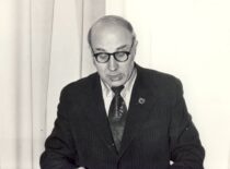 Doc. J. Slavėnas skaito pranešimą mokslinėje konferencijoje, 1978 m.