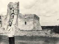 J. Slavėnas prie Trakų pilies, 1955 m.