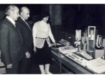 KPI prorektorius prof. J. Gecevičius, prof. J. Slavėnas ir doc. E. Žukienė apžiūri studentų mokslinių darbų parodą, 1985 m. (Originalas – KTU muziejuje)