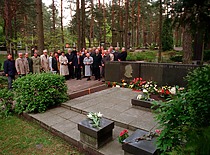 Prof. K. Baršausko pagerbimas Petrašiūnų kapinėse, 1999 m. (Nuotr. J. Klėmano, originalas – KTU fotoarchyve)