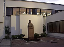Prof. K. Baršausko biustas, pastatytas KPI miestelyje, 1965 m. Skulpt. Vladas Pleškūnas. (Nuotr. J. Klėmano, originalas – KTU fotoarchyve)