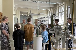 Ukrainiečiai moksleiviai aplankė Istorinę prof. K. Vasiliausko laboratoriją