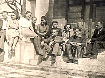 E. Stoškutė, K. Sasnauskas su kurso draugais ant fakulteto laiptų, 1947 m. (Iš Sasnauskų šeimos archyvo)