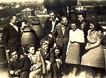 E. Stoškutė, K. Sasnauskas su kurso draugais ant Kauno valstybinio Vytauto Didžiojo universiteto Cheminbės technologijos fakulteto stogo, 1947 m. (E. Grinienės šeimos archyvas)