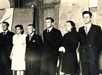 Diplominių projektų gynimas, 1948 m. gegužės 15 d. 1-asis iš dešinės – K. Sasnauskas, 2-oji – E. Stoškutė. (Grinienės šeimos archyvas)