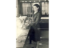 E. Stoškutė Organinės chemijos laboratorijoje, 1948 m. (E. Grinienės šeimos archyvas)