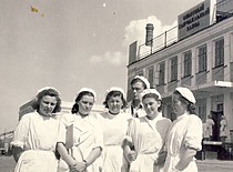 E. Grinienė studentų praktikoje Ugličo sviesto-sūrio fabrike, 1954 m. (E. Grinienės šeimos archyvas)