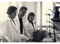 Doc. E. Grinienė su kolegomis doc. J. Vitkumi ir inž. D. Žadeikaite laboratorijoje 1968 m. (E. Grinienės šeimos archyvas)