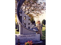 Prof. E. Grinienė prie paminklo Romui Kalantai Čikagoje (JAV), 1999 m. (E. Grinienės šeimos archyvas)