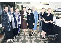 Prof. E. Grinienė katedroje su buvusiomis absolventėmis, susirinkusiomis 50 metų KPI baigimo proga, 2002 m. (E. Grinienės šeimos archyvas)