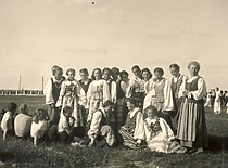 Raseinių gimnazijos sporto šventėje, 1940 m. birželio 2 d. (Prof. E. Grinienės šeimos archyvas)