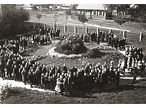 Panevėžio pradinė mokykla, kurioje mokėsi Č. Jakimavičius, 1932 m. Už mokyklos tvoros – Jakimavičių namas. (Prof. Č. Jakimavičiaus šeimos archyvas)